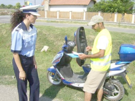 Poliţiştii au împărţit veste reflectorizante şi materiale educative mopediştilor şi bicicliştilor